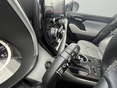 Used 2022 Toyota Highlander XLE image 29