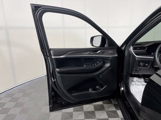 Used 2025 Jeep Grand Cherokee Limited AWD/4WD image 15