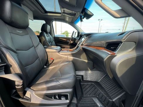 Used 2020 Cadillac Escalade ESV Premium Luxury image 28