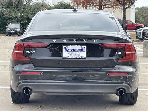 Used 2020 Volvo S60 T5 Momentum image 5