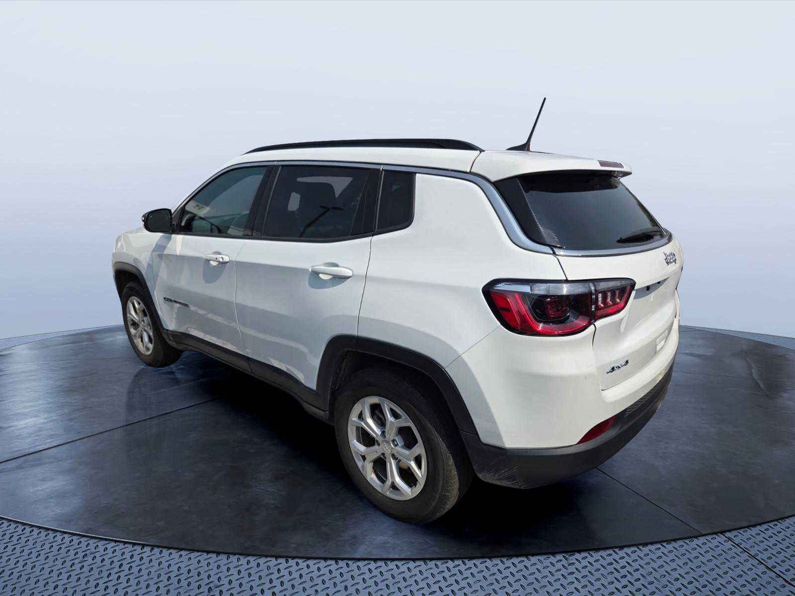 Used 2024 Jeep Compass Latitude AWD/4WD image 3