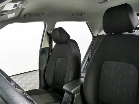 Used 2023 Hyundai Venue SE FWD image 7