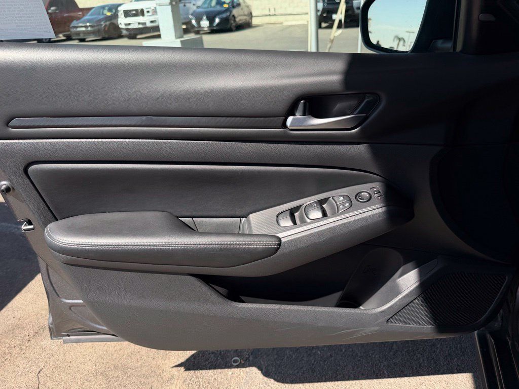 Used 2025 Nissan Altima 2.5 SV FWD image 19