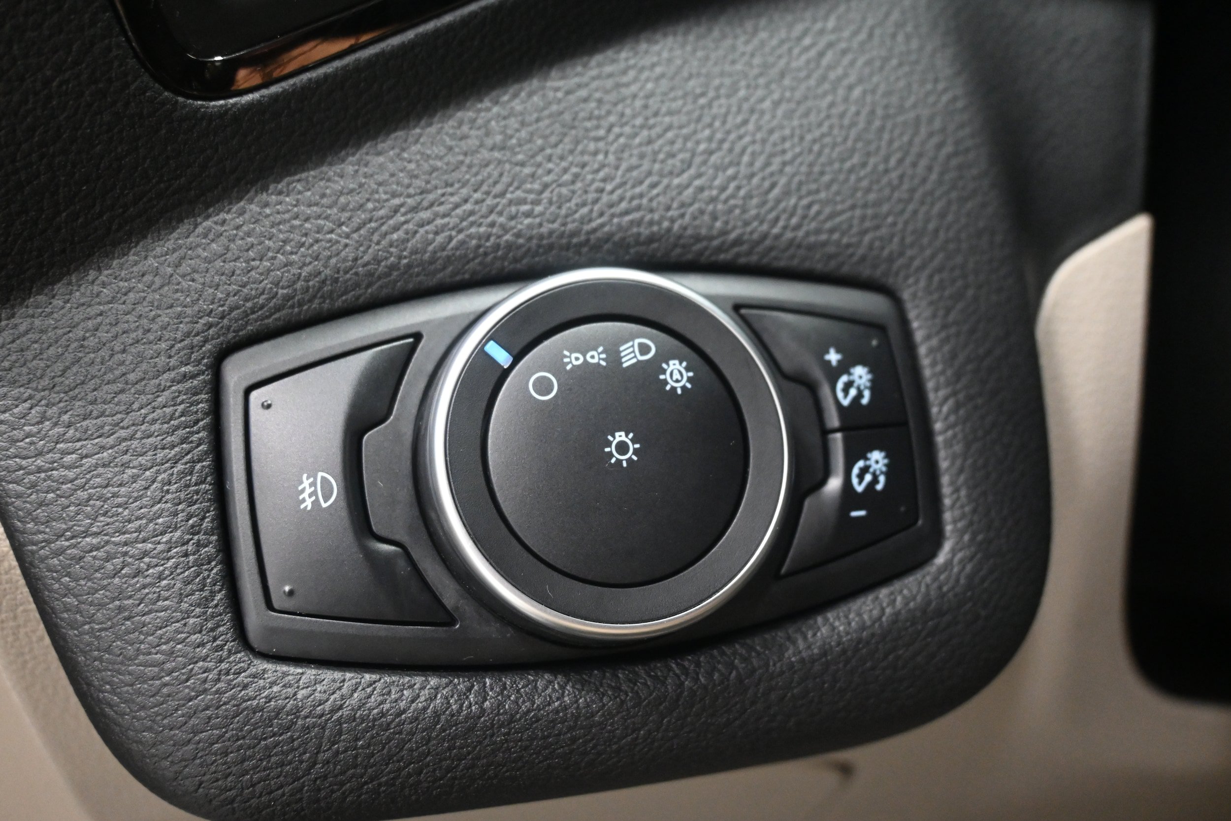Used 2015 Ford Escape Titanium w/ Equipment Group 301A AWD/4WD image 9