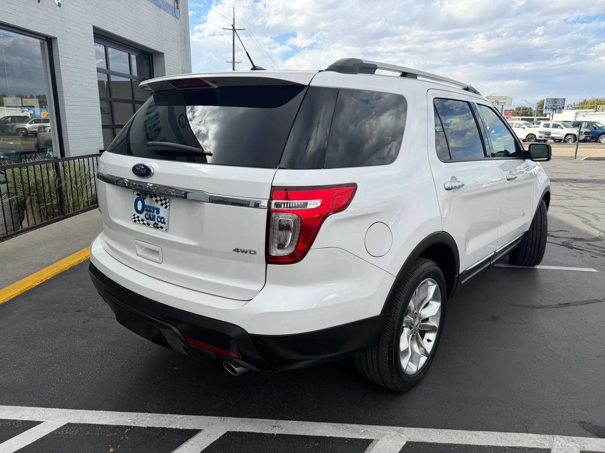 Used 2014 Ford Explorer XLT w/ Equipment Group 202A AWD/4WD image 8
