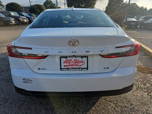 Used 2025 Toyota Camry LE image 4