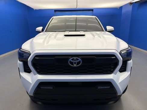 Used 2025 Toyota Tacoma TRD Sport AWD/4WD image 3