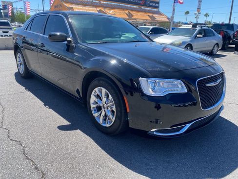 Used 2019 Chrysler 300 Touring RWD image 3