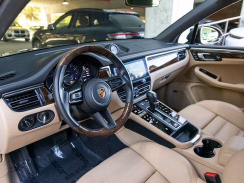 Certified 2023 Porsche Macan AWD/4WD image 4