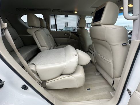 Used 2014 INFINITI QX80 4WD w/ Deluxe Touring Package image 16