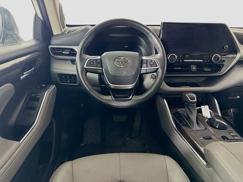 Used 2023 Toyota Highlander Platinum FWD image 22