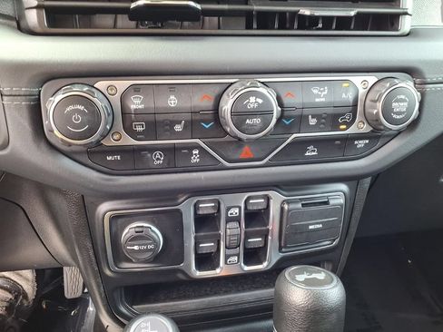 Used 2025 Jeep Wrangler Unlimited Sahara AWD/4WD image 11