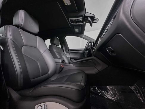 Certified 2026 Porsche Macan AWD/4WD image 29