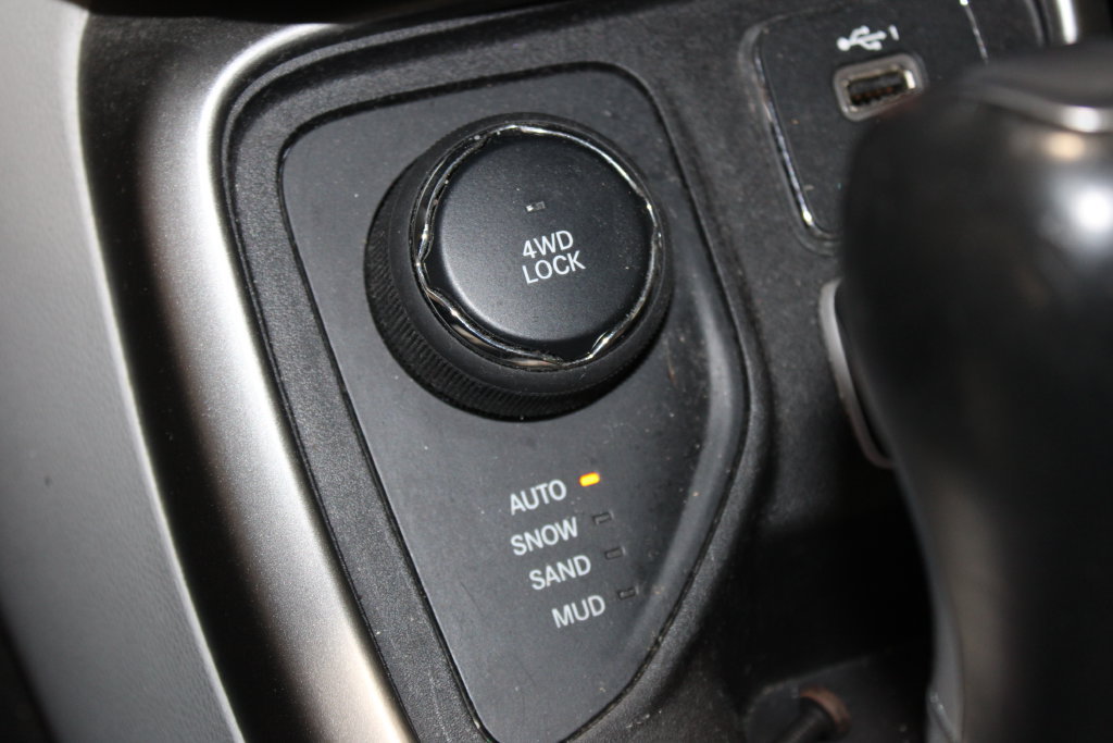 Used 2020 Jeep Compass Latitude w/ Popular Equipment Group AWD/4WD image 24