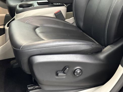 Used 2024 Chrysler Pacifica Touring-L image 15