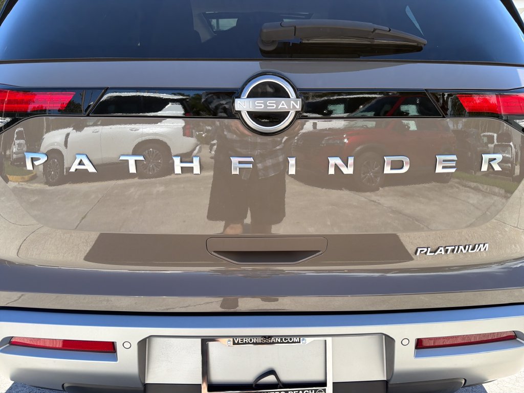 Used 2024 Nissan Pathfinder Platinum FWD image 10