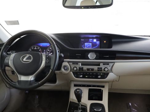 Used 2013 Lexus ES 350 w/ Luxury Pkg FWD image 2