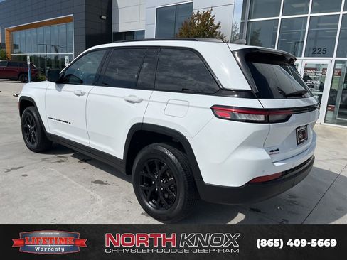 Used 2024 Jeep Grand Cherokee Altitude AWD/4WD image 18