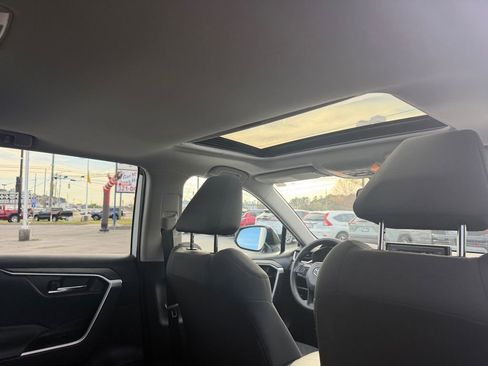 Used 2021 Toyota RAV4 XLE w/ Convenience Package image 19