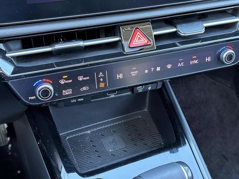 Used 2023 Kia Niro SX image 26