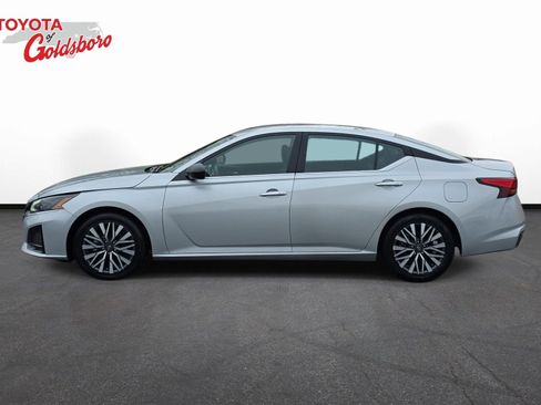 Used 2024 Nissan Altima 2.5 SV image 8