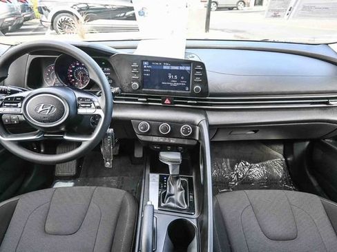 Certified 2023 Hyundai Elantra SE image 17