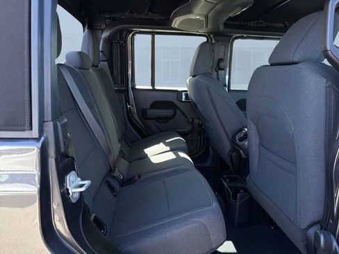 Used 2024 Jeep Gladiator Sport image 16