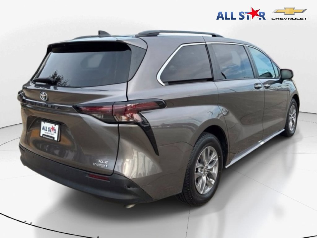 Used 2024 Toyota Sienna XLE FWD image 6