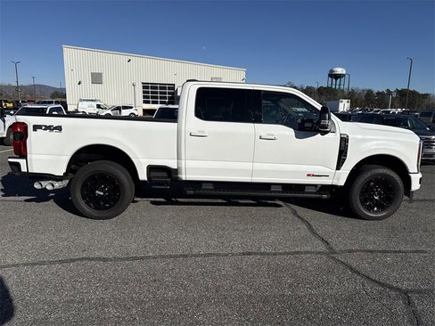 Used 2025 Ford F250 Lariat w/ Black Appearance Package image 8