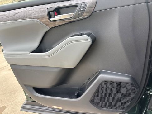 Used 2025 Toyota Highlander Limited image 24