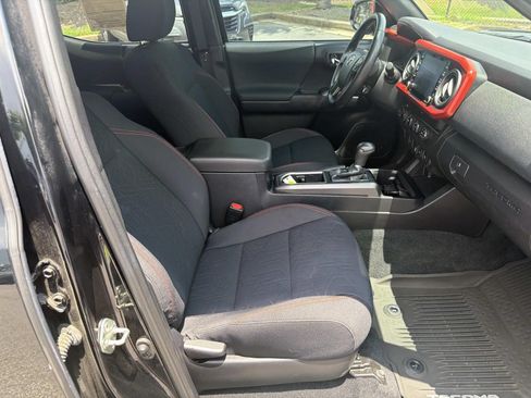 Used 2020 Toyota Tacoma TRD Off-Road AWD/4WD image 13