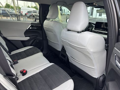 Used 2025 Mitsubishi Outlander SE FWD image 3