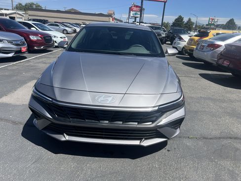 Used 2025 Hyundai Elantra Hybrid FWD image 3