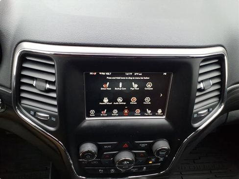 Used 2019 Jeep Grand Cherokee Laredo image 23