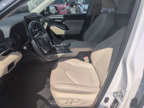 Used 2023 Toyota Highlander XLE AWD/4WD image 9