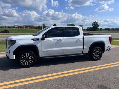 Used 2023 GMC Sierra 1500 AT4 w/ Technology Package AWD/4WD image 10