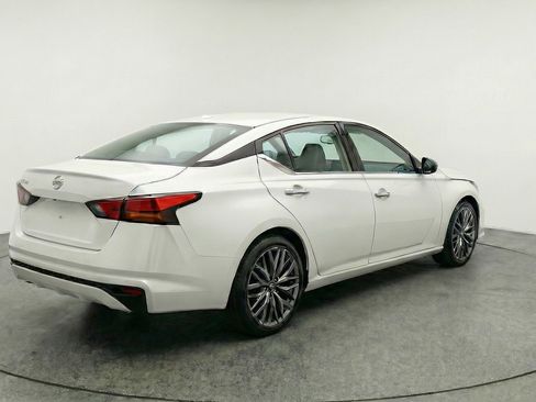 Used 2025 Nissan Altima 2.5 SV FWD image 9