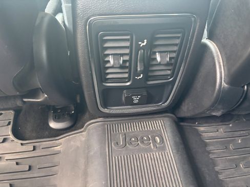 Used 2013 Jeep Grand Cherokee Laredo w/ Laredo E Group image 12