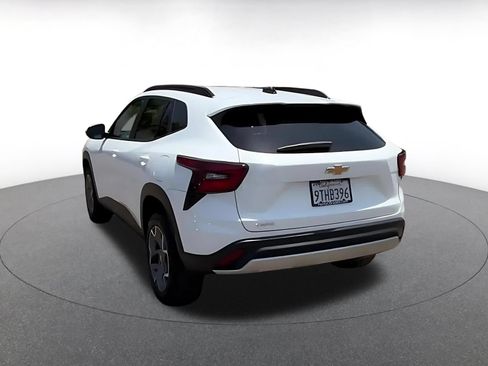 Used 2025 Chevrolet Trax LT FWD image 4