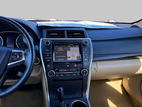 Used 2017 Toyota Camry XLE w/ Moonroof Package FWD image 5