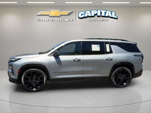 Used 2024 Chevrolet Traverse RS FWD image 2