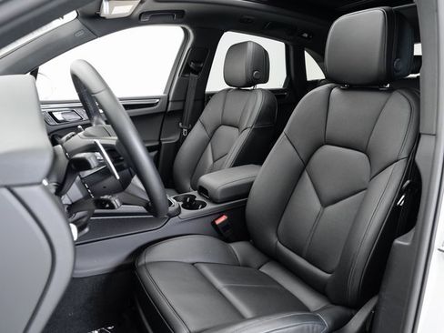 Used 2025 Porsche Macan image 5