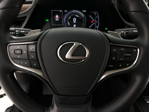 Used 2025 Lexus ES 300h w/ Premium Package image 16