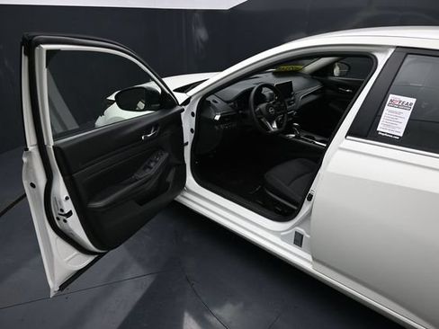 Used 2025 Nissan Altima 2.5 SV FWD image 11