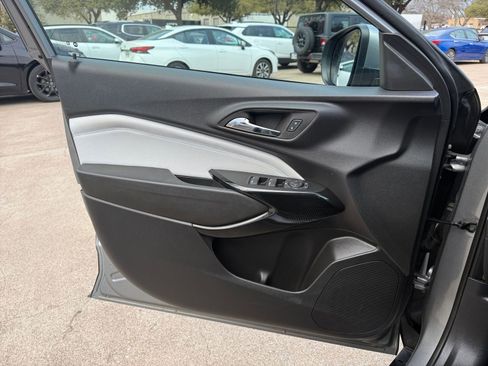 Used 2025 Chevrolet Trax LT image 18