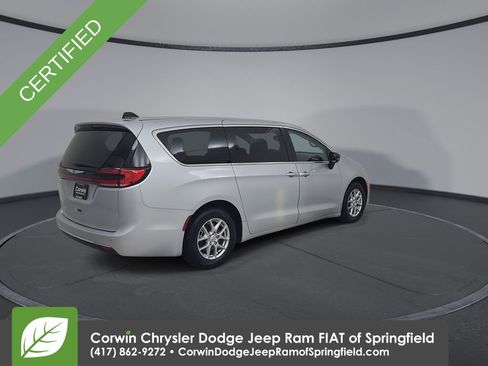 Certified 2024 Chrysler Pacifica Touring-L image 15