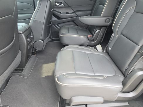 Used 2023 Chevrolet Traverse Premier FWD image 9
