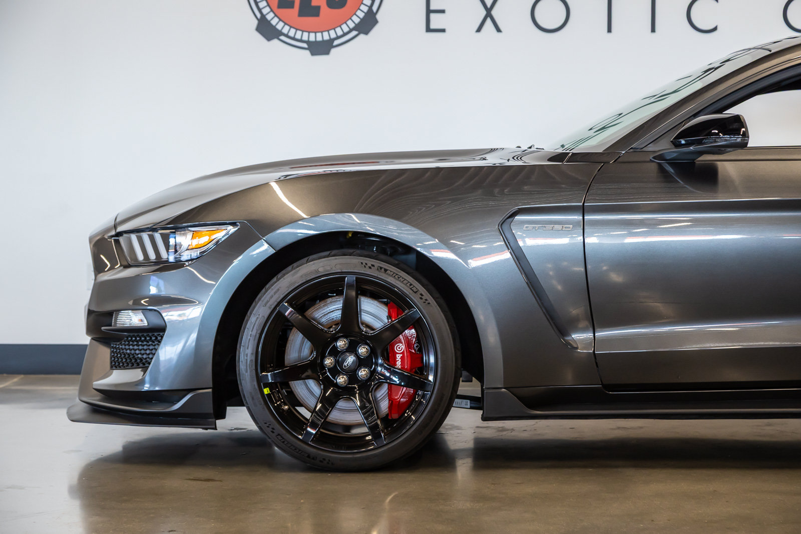 Used 2019 Ford Mustang Shelby GT350R w/ GT350R Equipment Group 920A RWD image 16