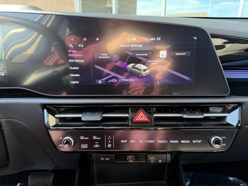 Used 2025 Kia Niro EX image 22