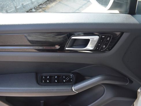 Used 2020 Porsche Cayenne AWD/4WD image 12